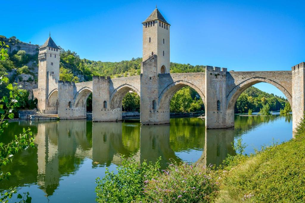 Vue panoramique sur Cahors et le Pont Valentré depuis le gîte