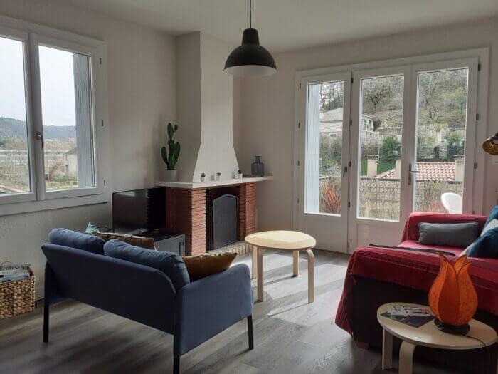 Salon lumineux gite ermitage cahors vue pont valentré